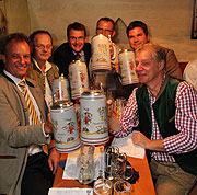 ...und erhielten als Dank den Krug der Wiesnwirte in 2 L Version (©Foto. Martin Schmitz)